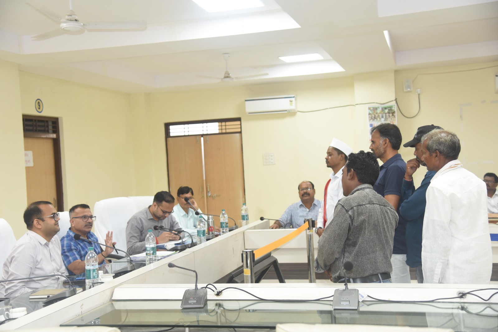 कलेक्ट्रेट सभाकक्ष में आयोजित हुआ कलेक्टर जनदर्शन, ग्रामीणों की समस्याओं का त्वरित निराकरण के दिए निर्देश